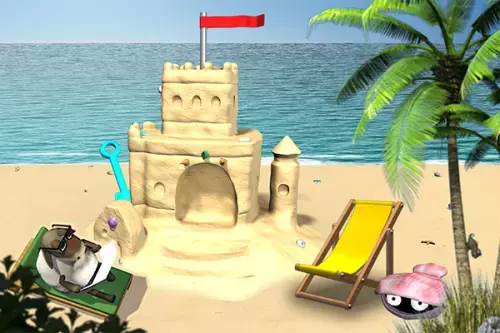 Schaf sonnt sich am Strand mit Sandburg und Meer im Hintergrund